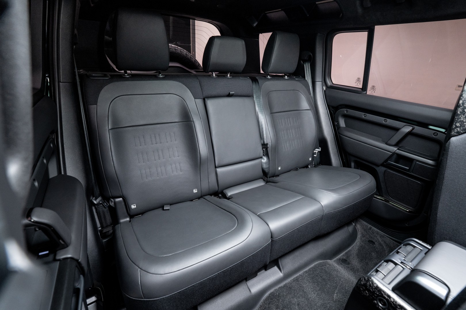 2026 LAND ROVER DEFENDER P635 OCTA BLACK EDITION | GCC DEALER WARRANTY & SERVICES